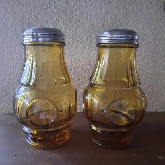 Rare Vintage 1970s Retro Wheaton Amber Bullseye Parmesan/ Red Pepper Shaker Set - Picture 1 of 3